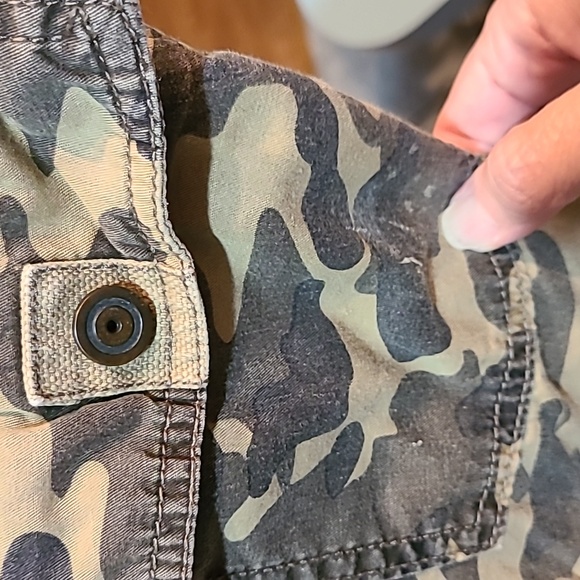 Jeans By Buffalo Camo Cargo Shorts Size 28 - Picture 12 of 13